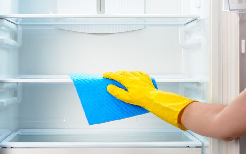 Vệ sinh tủ lạnh thường xuyên để tủ luôn được khô thoáng sạch sẽ