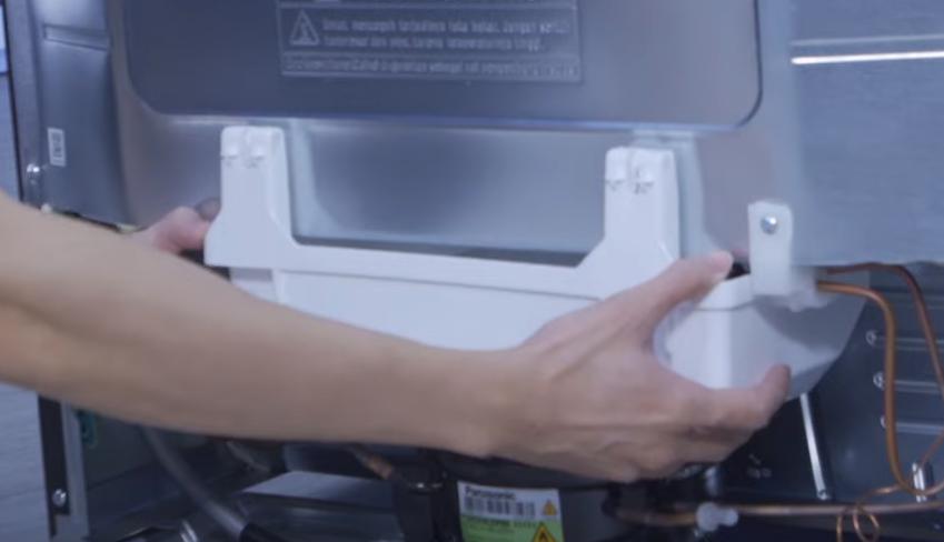 Cách tháo khay nước sau tủ lạnh Panasonic